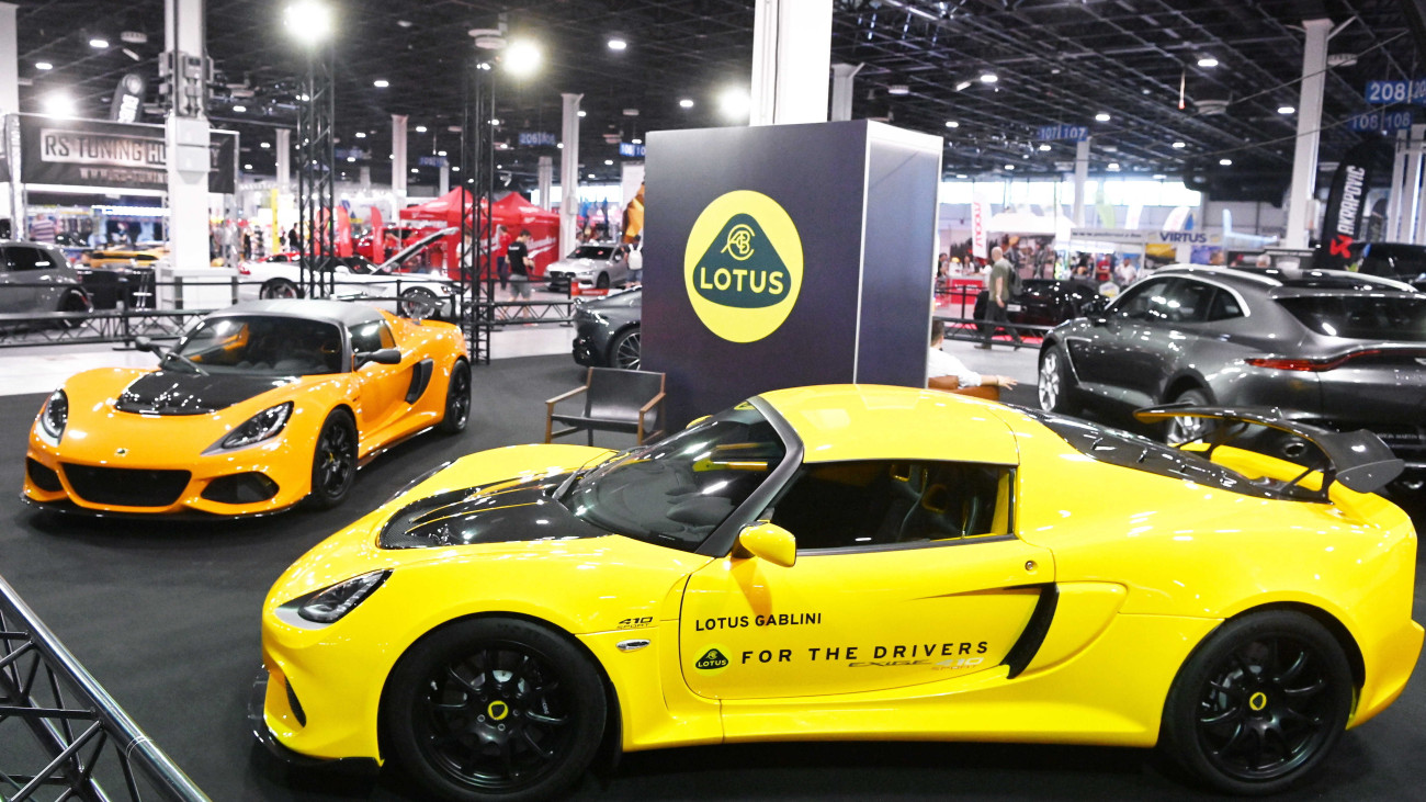 A Lotus standja az Automobil és Tuning Show autókiállításon a budapesti Hungexpón a megnyitó napján, 2022. május 27-én.