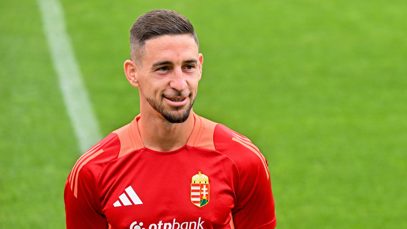 Nagy Zsolt szélső a magyar labdarúgó-válogatott sajtótájékoztatóján az MLSZ Telki Edzőközpontjában 2025. szeptember 3-án. A magyar csapat szeptember 6-án Írország ellen lép pályára Dublinban, három nappal később pedig Portugália együttesét fogadja a Puskás Arénában.