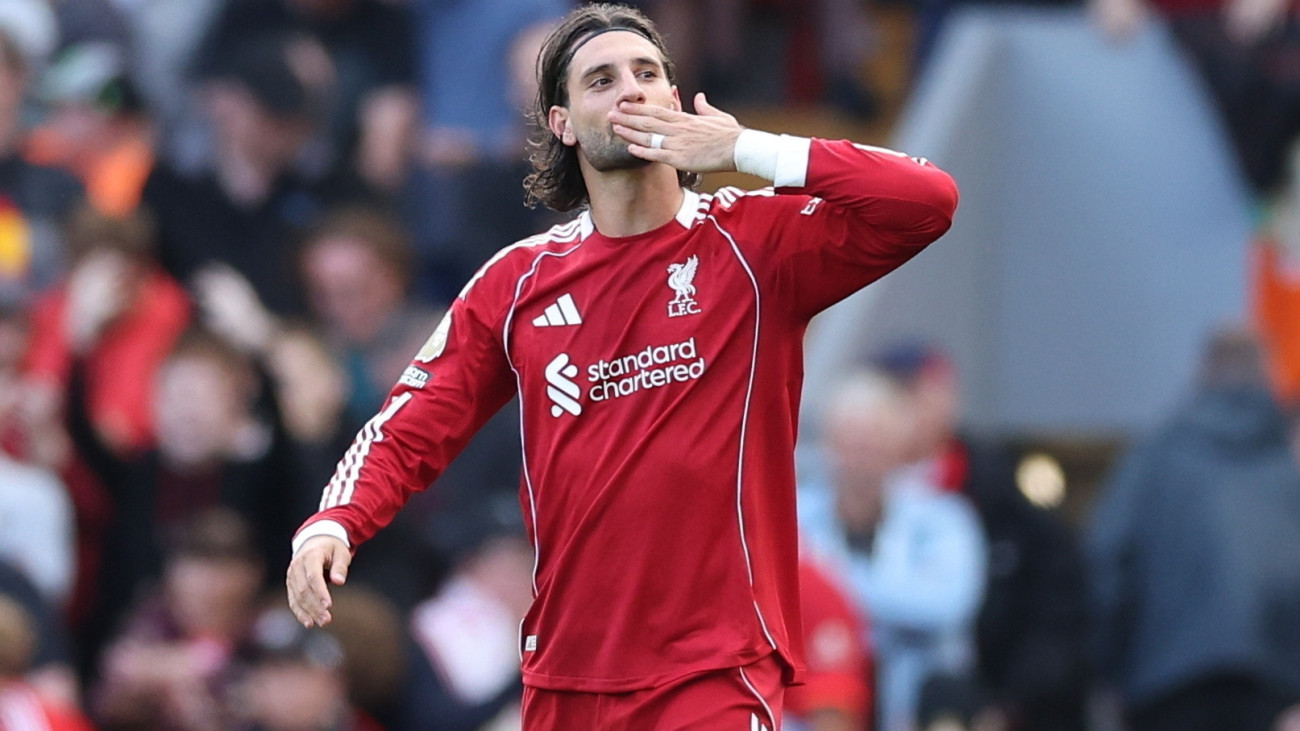 Szoboszlai Dominik, a Liverpool játékosa ünnepel, miután gólt lőtt az angol első osztályú labdarúgó-bajnokság Liverpool-Arsenal mérkőzésen Liverpoolban 2025. augusztus 31-én.