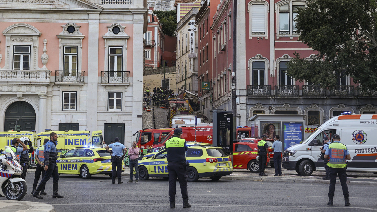 Rendőrök és mentők a helyszínen, miután kisiklott egy siklóvasút egyik kocsija a portugál főváros, Lisszabon belvárosában 2025. szeptember 3-án. Három ember életét vesztette, legalább huszan megsérültek.