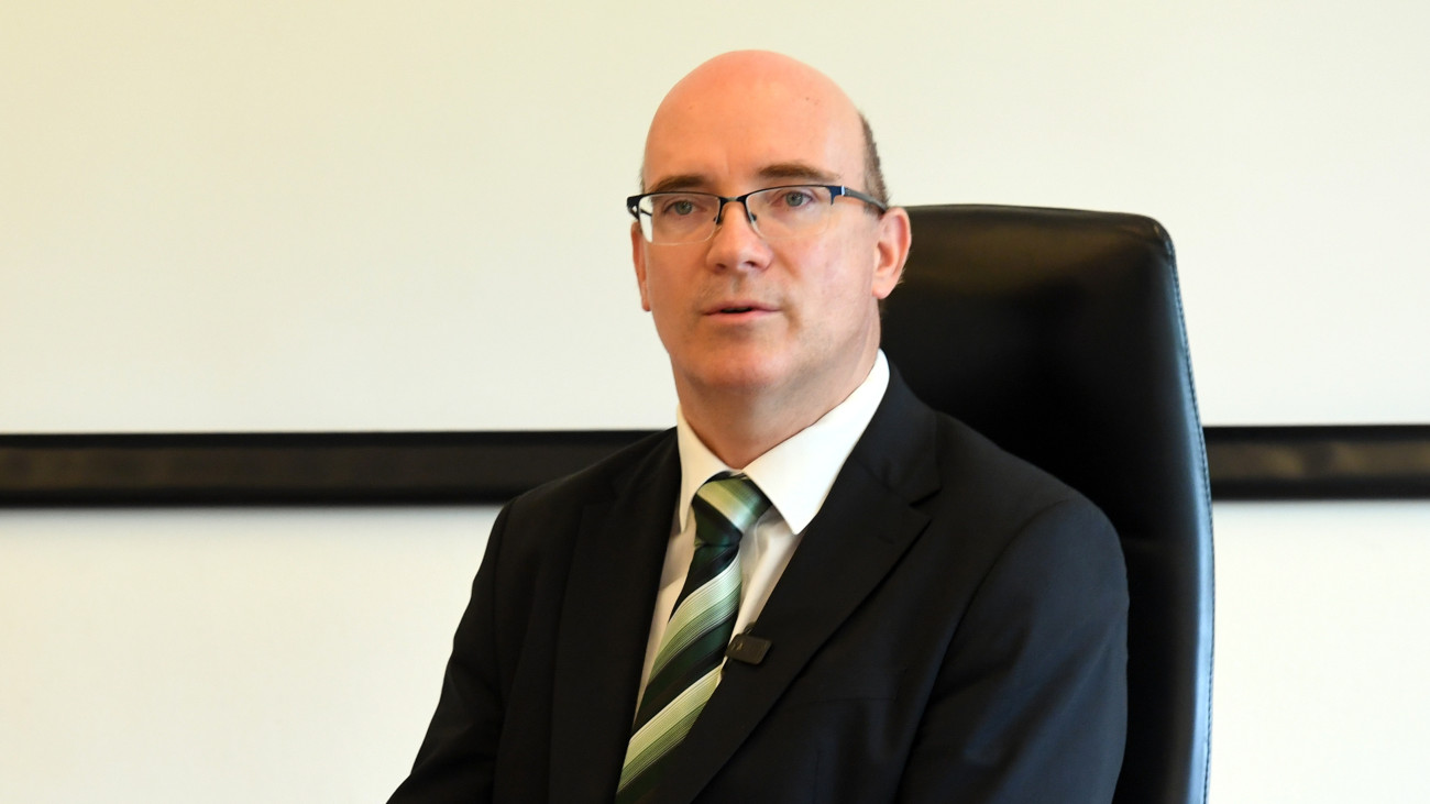 Maruzsa Zoltán, a Belügyminisztérium köznevelési államtitkára a Drivingcamp vezetéstechnikai és rendezvényközpontban tartott sajtótájékoztatón a Pest vármegyei Zsámbékon 2025. augusztus 29-én. A kormány intézkedéseinek köszönhetően már csaknem ezer diáknak sikerült megszereznie a jogosítványt.