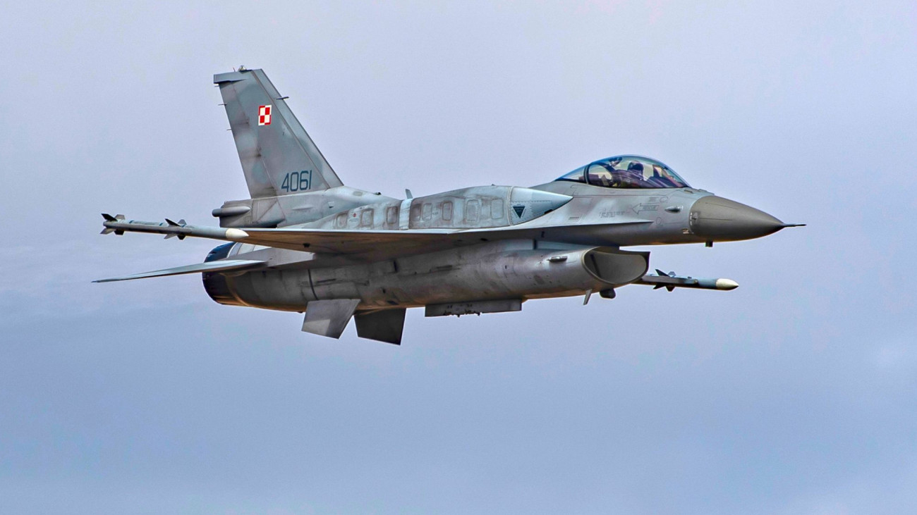 A lengyel légierő F-16-os vadászgépe.