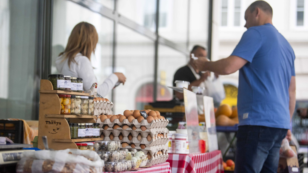 Árusok az Agrárminisztérium épületének árkádjai alatt az árusítóhely megnyitójának napján, 2022. szeptember 16-án. Péntekenként 8 és 14 óra között várják a vásárlókat az árusok adalékmentes termékeikkel.