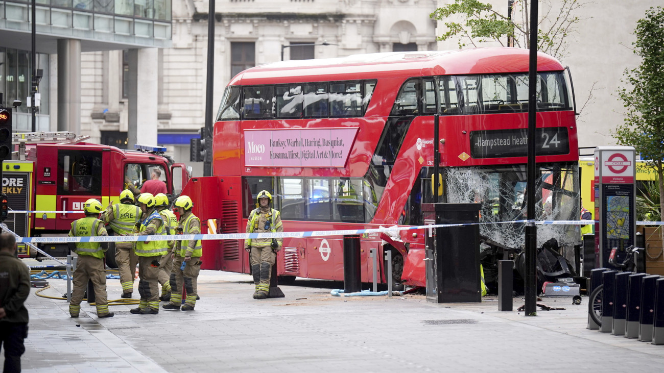 Tűzoltók egy emeletes autóbusznál, amely járdára hajtott London belvárosában 2025. szeptember 4-én. A balesetben tizenheten megsérültek, két embert a helyszínen elláttak, a többi sebesültet - köztük a buszvezetőt - kórházba szállították.