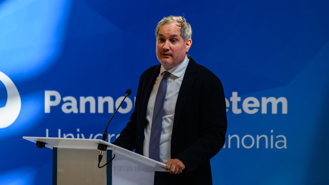 Nagy Márton nemzetgazdasági miniszter előadást tart a 63. Közgazdász-vándorgyűlésen  Veszprémben, a Pannon Egyetem aulájában 2025. szeptember 4-én.