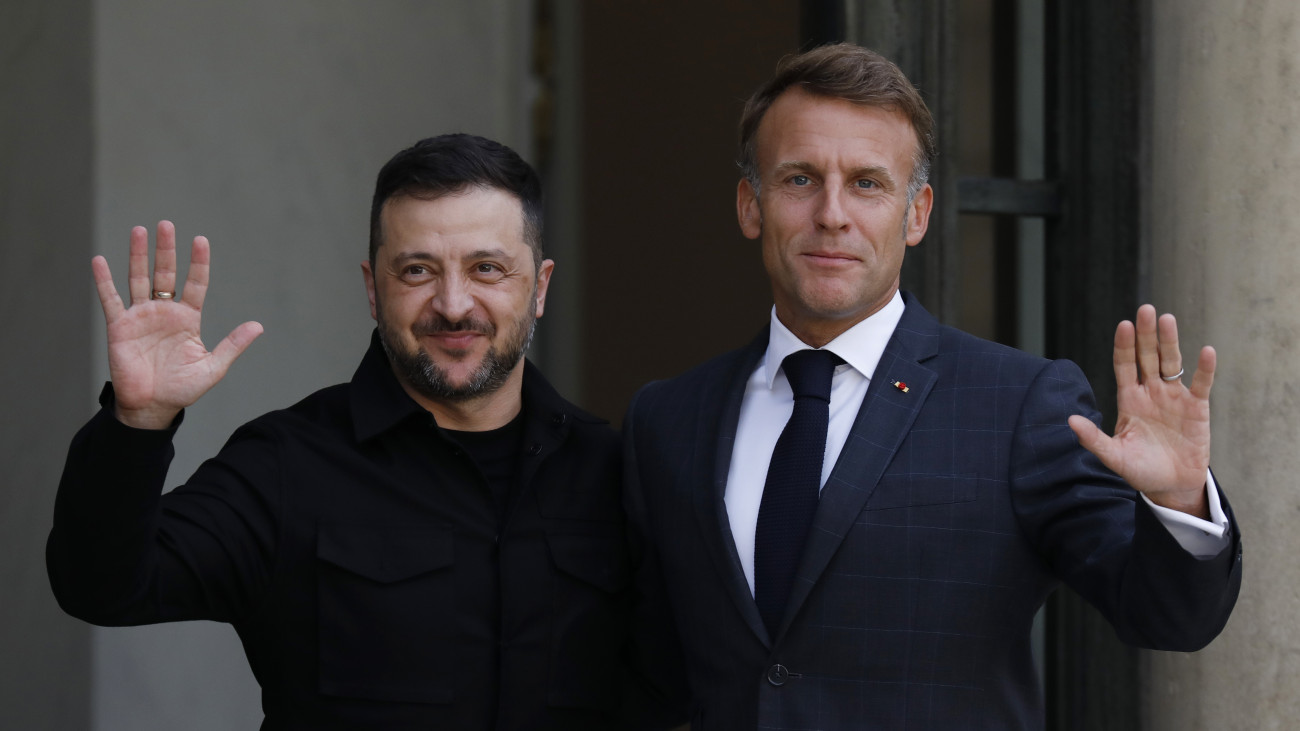 PARIS, FRANCE - SEPTEMBER 3:  Frances President Emmanuel Macron greets Ukraines President Volodymyr Zelensky prior to their meeting at the Elysee presidential palace on September 3, 2025 in Paris France. A so-called Coalition of the Willing, counting some 30 countries, intends to provide support to Ukraines military and possibly deploy some of its own soldiers to Ukraine when and if a ceasefire is agreed. The deployment would aim to deter future Russian aggression.  (Photo by Antoine Gyori - Corbis/Corbis via Getty Images)