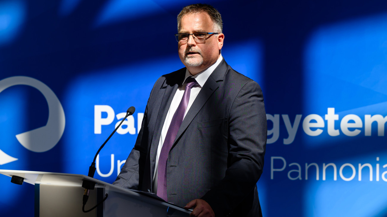 Windisch László, az Állami Számvevőszék elnöke előadást tart a 63. Közgazdász-vándorgyűlésen Veszprémben, a Pannon Egyetem aulájában 2025. szeptember 4-én.