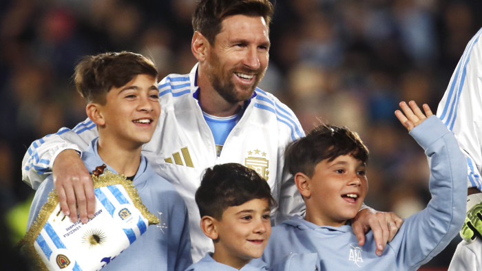 Lionel Messi első utolsó tangója: könnyes búcsút vett az argentin közönségtől, mégis maradhat