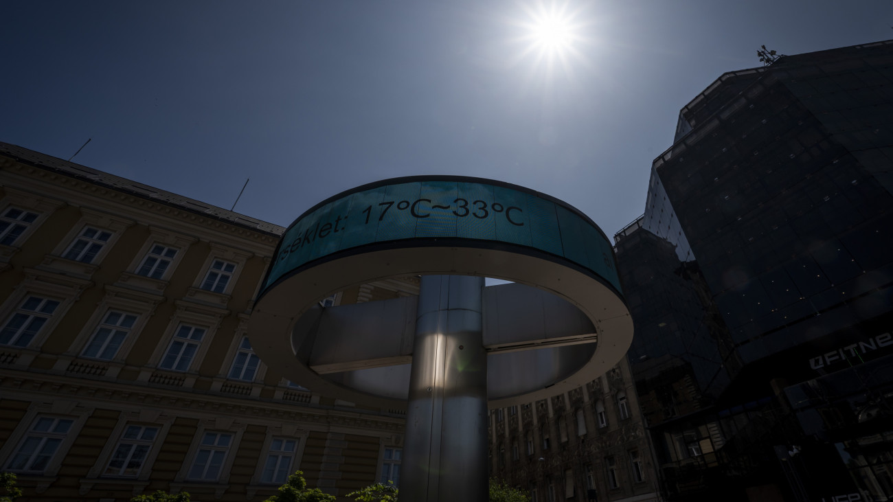 A hőmérséklet mutatja a forgó óra kijelzője egy szökőkútnál a budapesti Nyugati téren 2025. június 5-én. Életbe lépett ezen a napon 0 órakor az országos tisztifőorvos által az ország egész területére kiadott másodfokú hőségriasztás, amely június 8-án éjfélig tart.