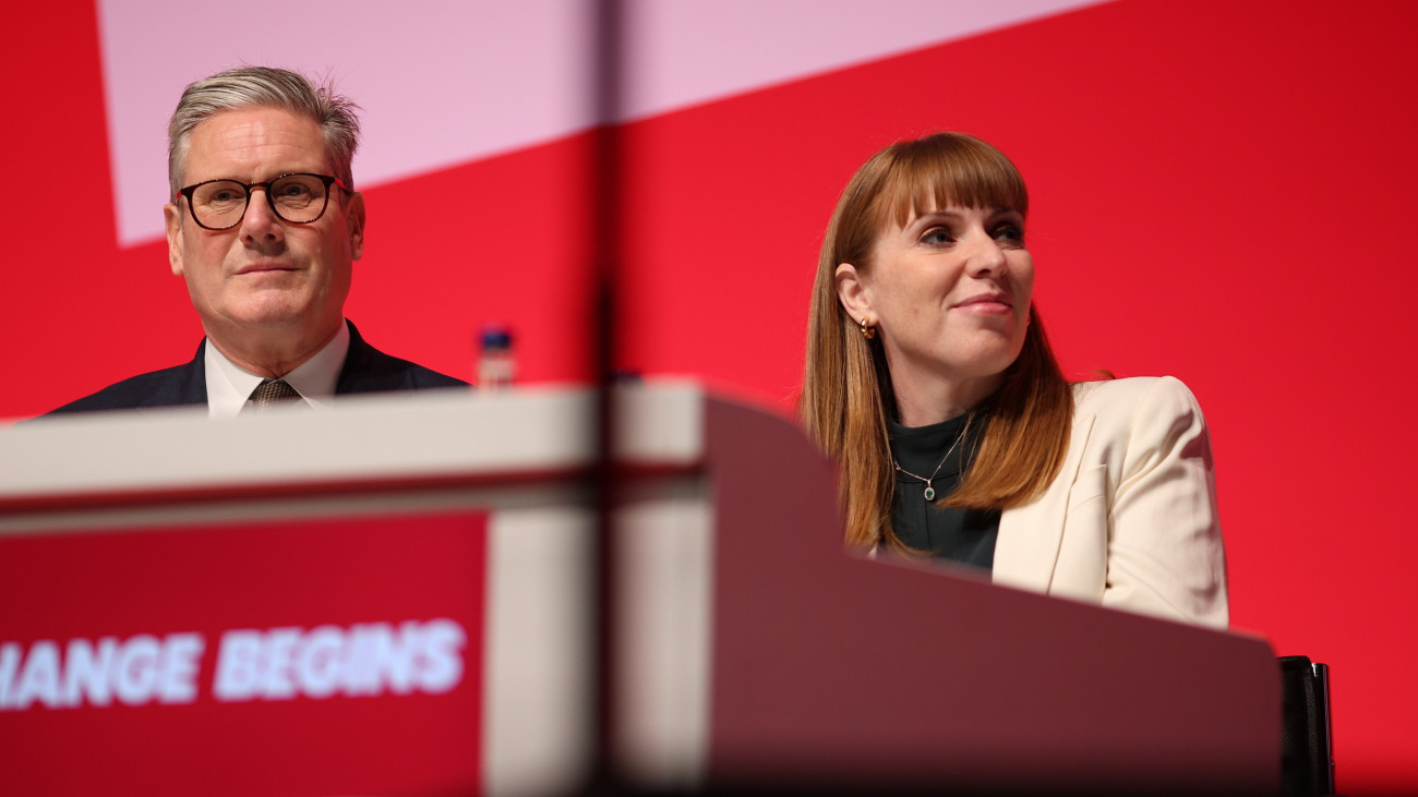 Sir Keir Starmer brit miniszterelnök, a Munkáspárt vezére (b) és Angela Rayner miniszterelnök-helyettes a párt éves kongresszusán Liverpoolban 2024. szeptember 22-én, a négynapos rendezvény nyitónapján.