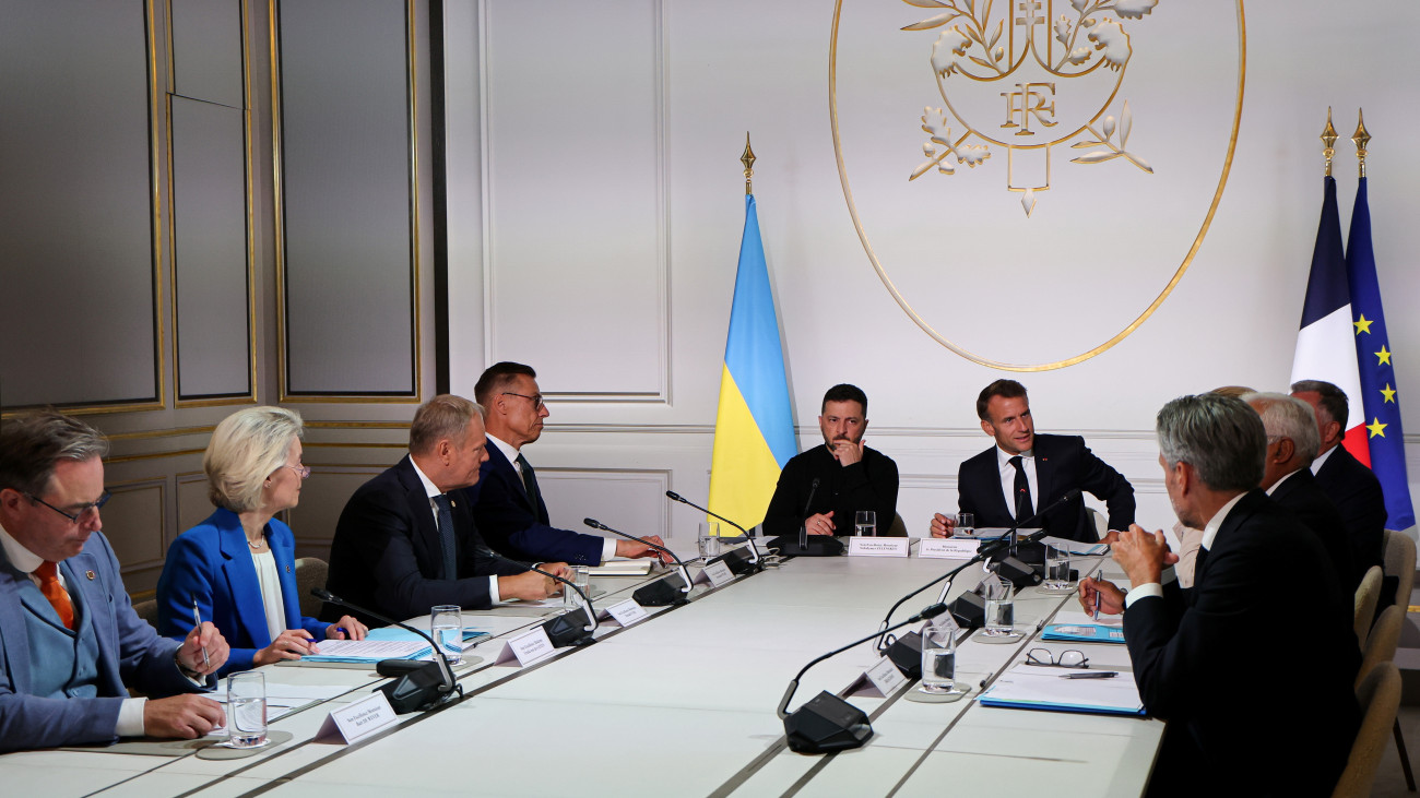 (B-j) Bart de Wever belga miniszterelnök, Ursula von der Leyen, az Európai Bizottság elnöke, Donald Tusk lengyel miniszterelnök, Alexander Stubb finn elnök, Volodimir Zelenszkij ukrán elnök és Emmanuel Macron francia elnök az Ukrajnát az Oroszország elleni háborúban támogató nemzetközi koalíció tanácskozásán a párizsi államfői rezidencián, az Elysée-palotában 2025. szeptember 4-én.