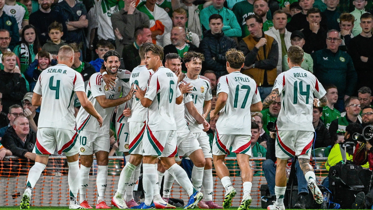 A magyar csapat tagjai ünnepelnek második góljuk után az Írország-Magyarország labdarúgó világbajnoki selejtező mérkőzésen a dublini Aviva Stadionban 2025. szeptember 6-án.