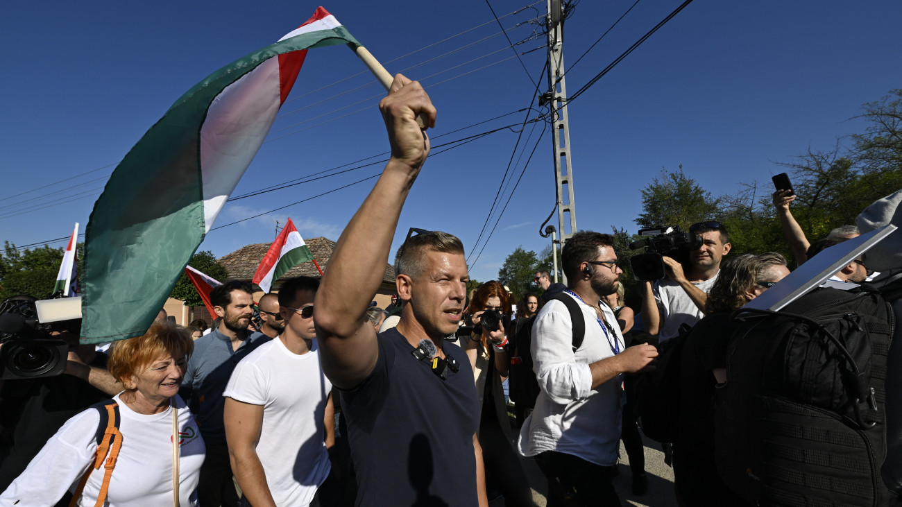 Magyar Péter, a Tisza Párt elnöke (középen) a párt kötcsei rendezvényére érkezik 2025. szeptember 7-én.