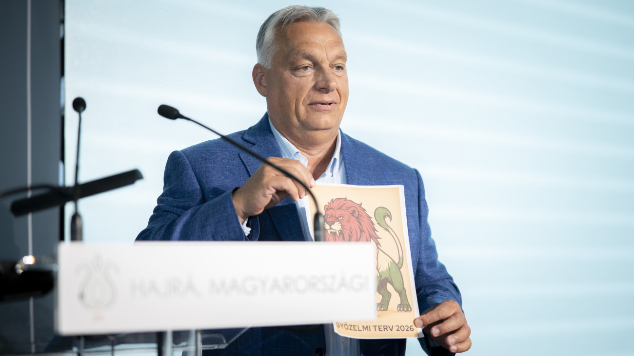 A Miniszterelnöki Kommunikációs Főosztály által közreadott képen Orbán Viktor miniszterelnök, a Fidesz elnöke beszédet mond a Polgári Magyarországért Alapítvány rendezvényén, a Polgári Pikniken a kötcsei Dobozy-kúriában 2025. szeptember 7-én.