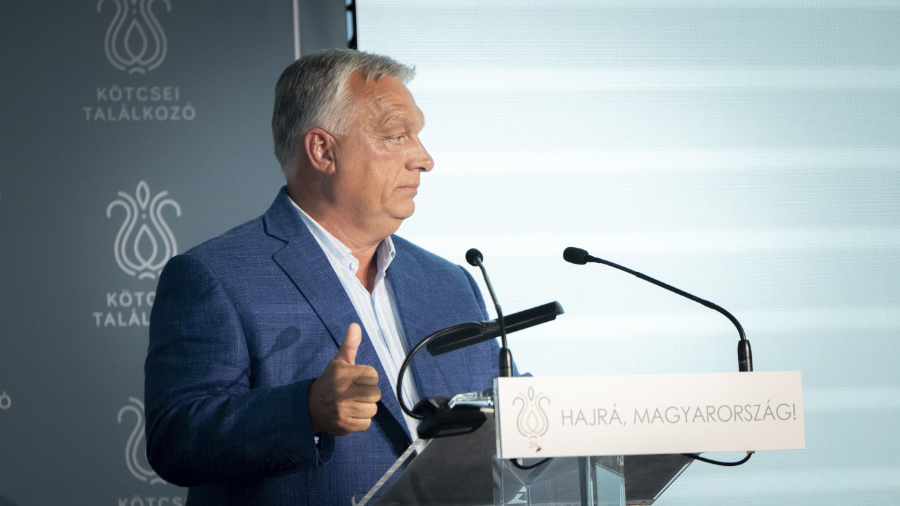 A Miniszterelnöki Kommunikációs Főosztály által közreadott képen Orbán Viktor miniszterelnök, a Fidesz elnöke beszédet mond a Polgári Magyarországért Alapítvány rendezvényén, a Polgári Pikniken a kötcsei Dobozy-kúriában 2025. szeptember 7-én.