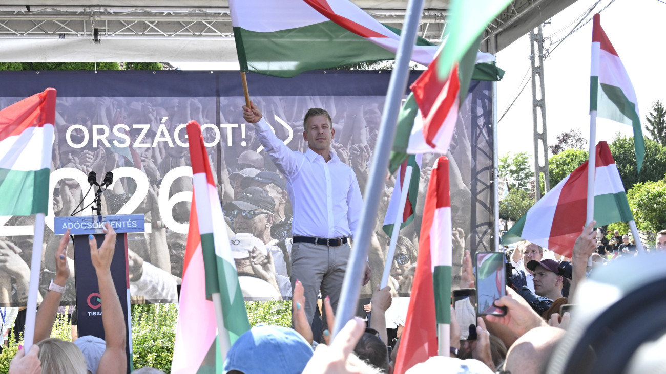 Magyar Péter, a Tisza Párt elnöke beszédet mond a párt kötcsei rendezvényén 2025. szeptember 7-én.