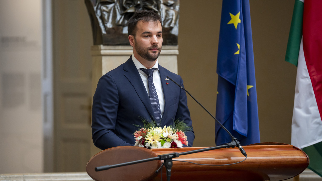 Kapu Tibor, a Budapesti Műszaki és Gazdaságtudományi Egyetemen (BME) végzett kutatóűrhajós beszédet mond az intézmény tanévnyitó ünnepségén 2025. szeptember 5-én.