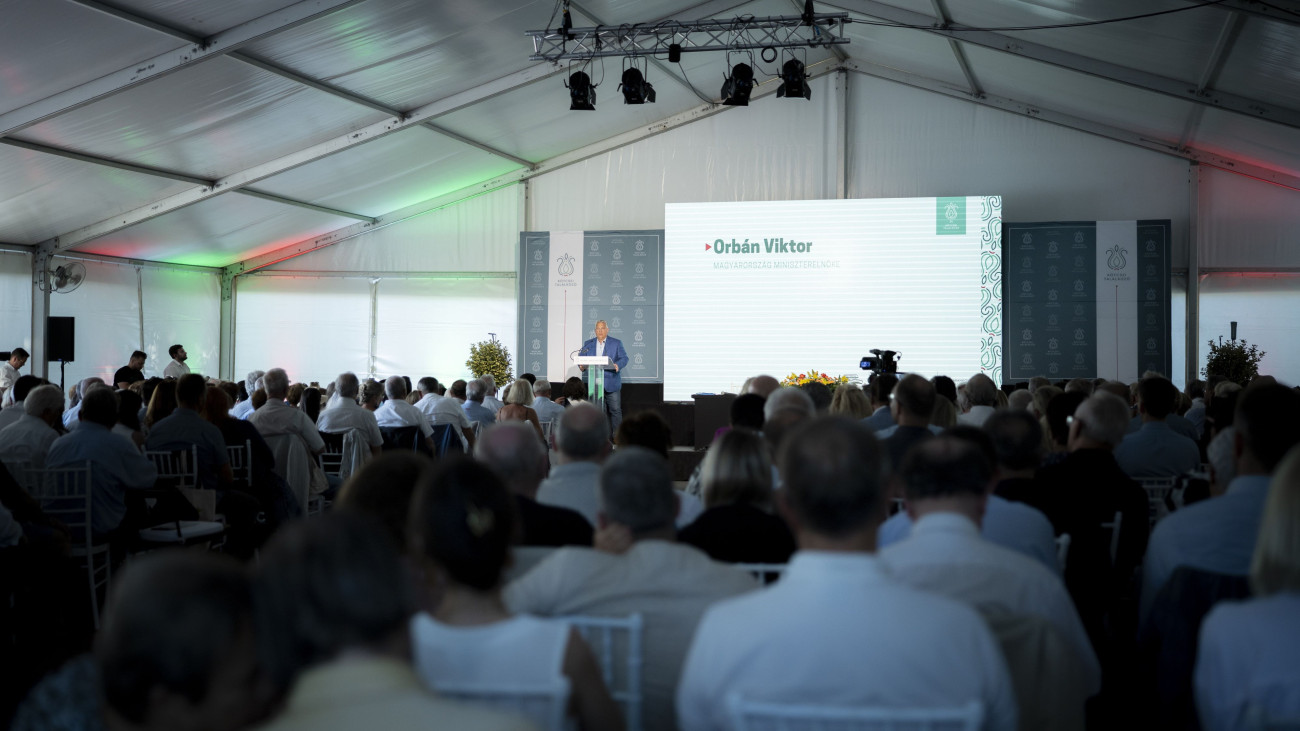 Kötcse, 2025. szeptember 7. A Miniszterelnöki Kommunikációs Főosztály által közreadott képen Orbán Viktor miniszterelnök, a Fidesz elnöke beszédet mond a Polgári Magyarországért Alapítvány rendezvényén, a Polgári Pikniken a kötcsei Dobozy-kúriában 2025. szeptember 7-én. MTI/Miniszterelnöki Kommunikációs Főosztály/Fischer Zoltán