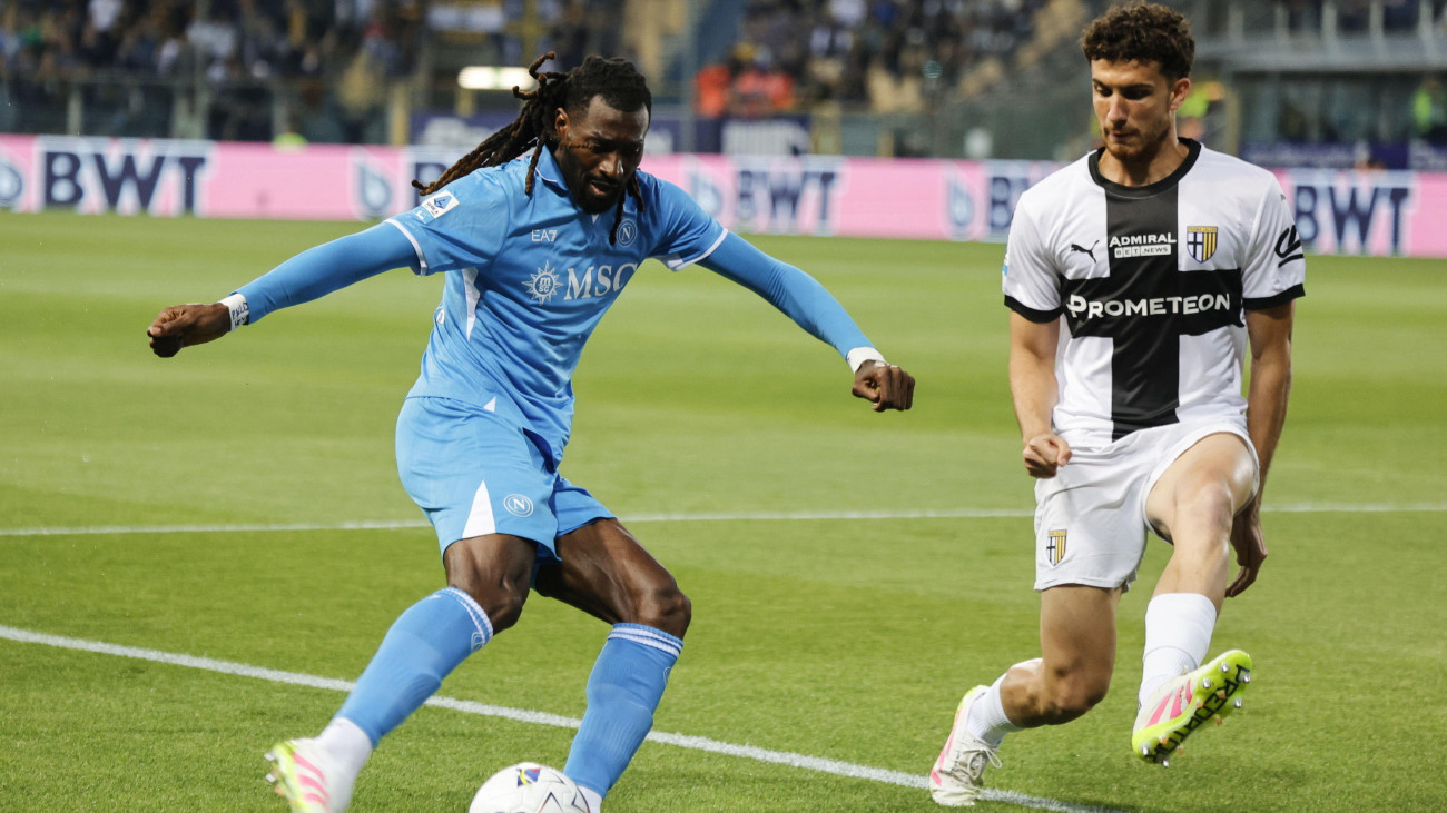 Balogh Botond, a Parma (j) Frank Anguissa, a Napoli játékosa az olasz első osztályú labdarúgó-bajnokság Parma-SSC Napoli mérkőzésén a pármai Ennio Tardini Stadionban 2025. május 18-án.