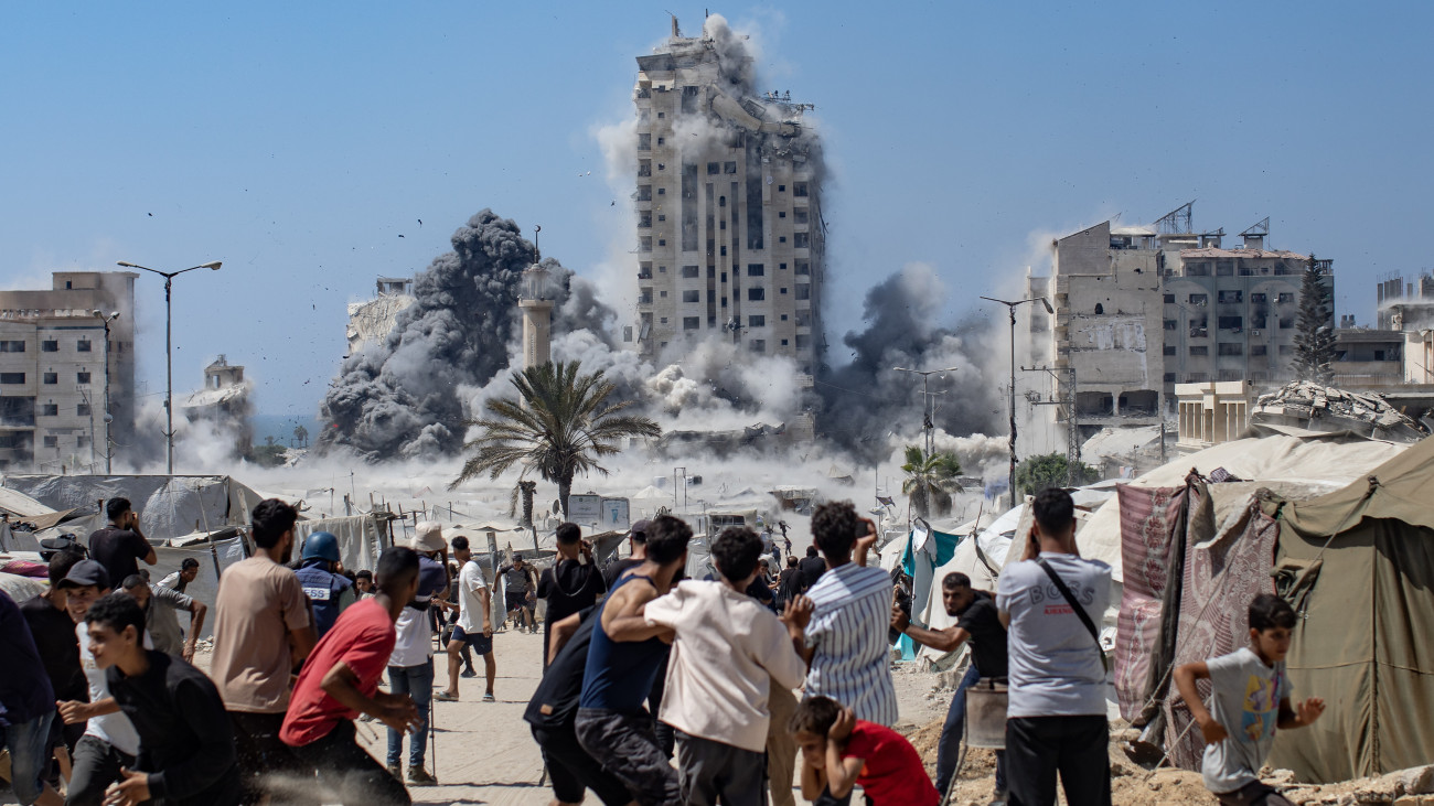 Izraeli légicsapás éri a Gáza nyugati részén álló Mustaha toronyházat 2025. szeptember 5-én.