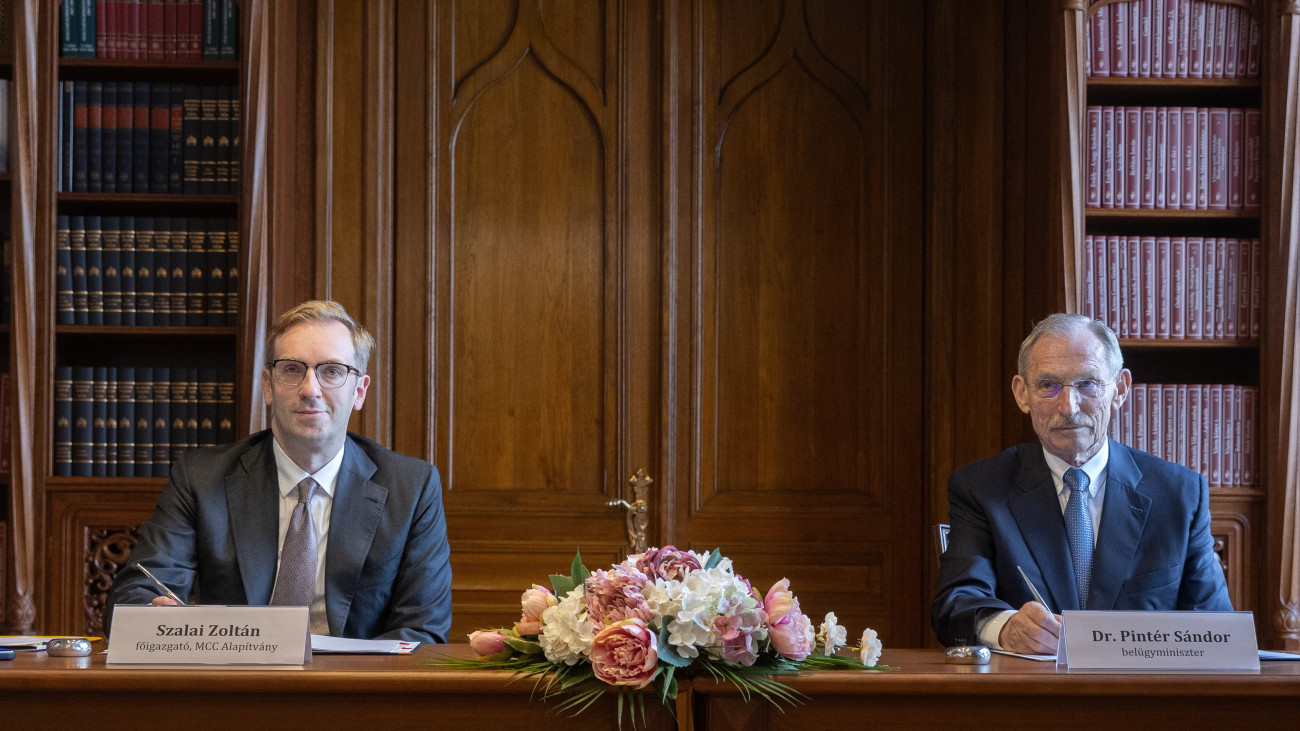Pintér Sándor belügyminiszter (j) és Szalai Zoltán, a Mathias Corvinus Collegium (MCC) Alapítvány főigazgatója (b) a minisztérium és az alapítvány közötti együttműködési megállapodás aláírásán Budapesten 2025. szeptember 8-án.
