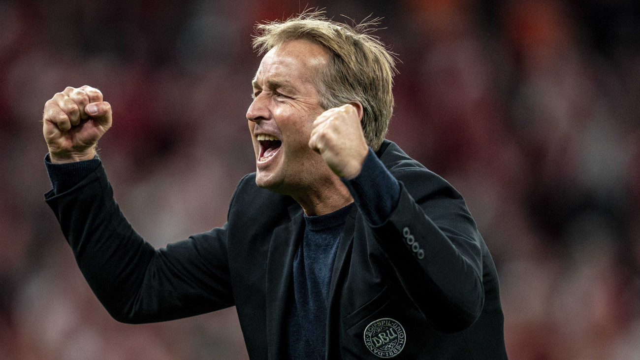Kasper Hjulmand dán szövetségi kapitány ünnepel a 2022-es katari labdarúgó-világbajnokság európai selejtezősorozatának 6. fordulójában játszott Dánia-Izrael mérkőzésen Koppenhágában 2021. szeptember 7-én. Dánia 5-0-ra győzött.