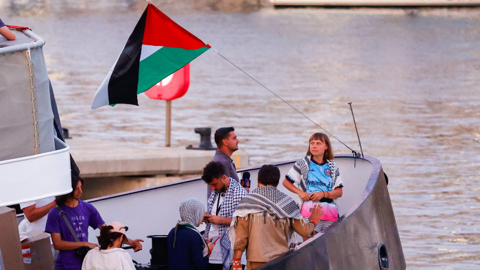 Greta Thunbergék azt állítják, drónnal támadták meg Gázába tartó segélyhajójukat