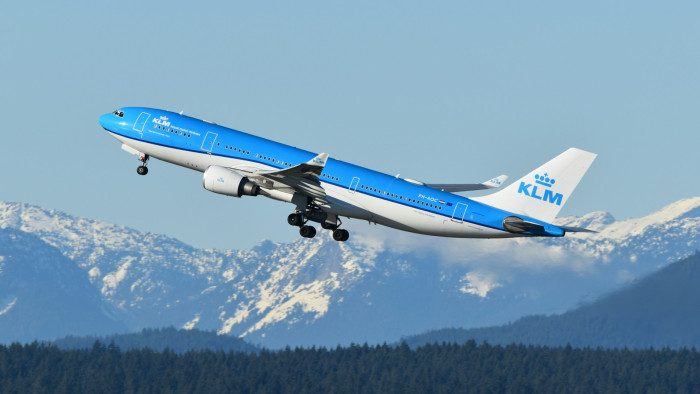 Száz járatát törli egy légitársaság, tízezrek maradhatnak hoppon