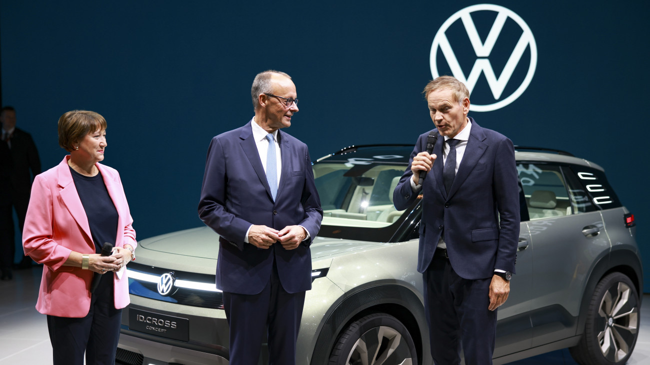 Hildegard Müller, a Német Autóipari Szövetség elnöke, Friedrich Merz német kancellár és Oliver Blume, a Volkswagen Csoport és a Porsche vezérigazgatója (b-j) a müncheni Nemzeközi Autószalon (IAA) megnyitóján 2025. szeptember 9-én. A németországi járműipari seregszemle szeptember 14-ig tart.