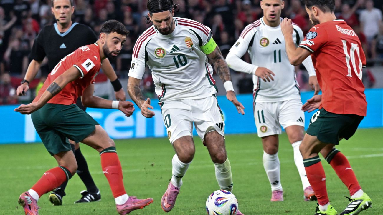 Szoboszlai Dominik (b2) és Kerkez Milos (j2), valamint a portugál Bruno Fernandes (b) és Bernardo Silva (j) a Magyarország - Portugália labdarúgó világbajnoki selejtező mérkőzésen a Puskás Arénában 2025. szeptember 9-én.MTI/Illyés Tibor