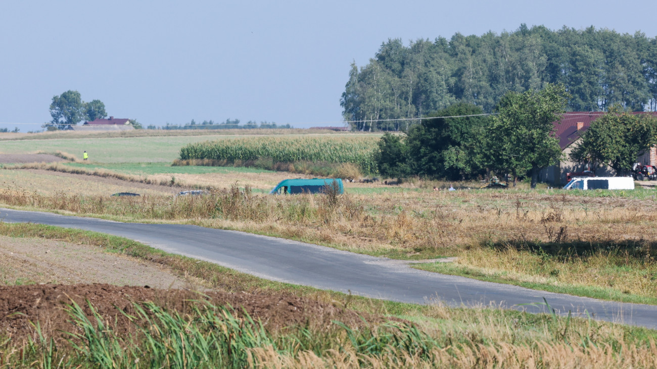 Rendőrök a helyszínen, ahol orosz drón roncsait találták meg a közép-lengyelországi Lódzi vajdaságbeli Mniszków településnél 2025. szeptember 10-én. Hajnalban több orosz drón repült be Lengyelország légterébe Oroszország Ukrajnával szembeni légitámadása közben. Lengyel vadászgépek a drónok egy részét lelőtték. Augusztus óta több drón is megsértette Lengyelország légterét kelet felől.