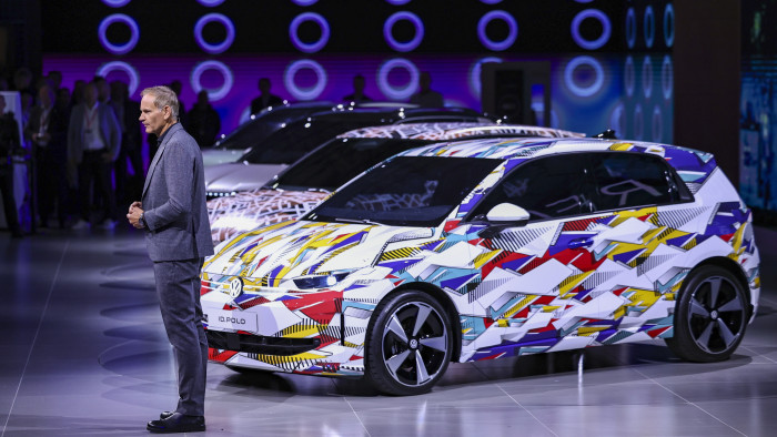 Müncheni autószalon: az e-autókat nézegetik, de a belső égésű motorok mellett érvelnek a német politikusok