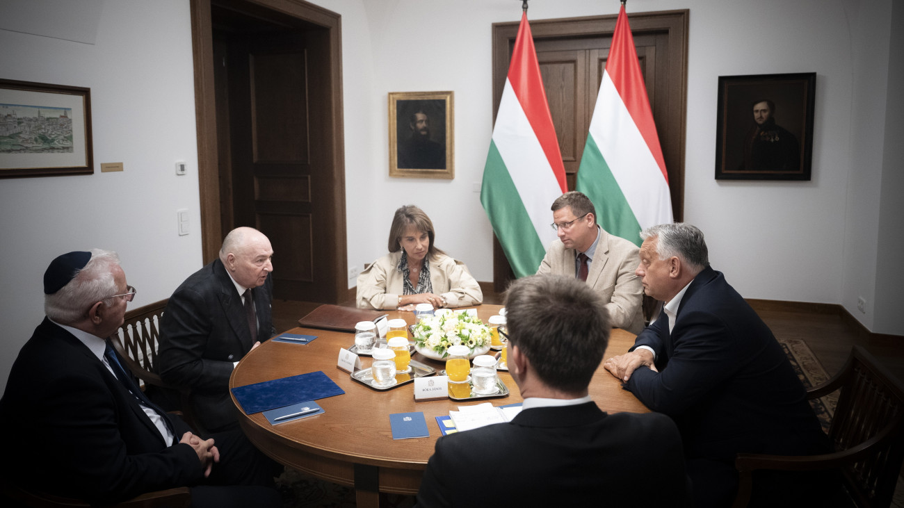 A Miniszterelnöki Kommunikációs Főosztály által közreadott képen Orbán Viktor miniszterelnök (j) fogadja Moshe Kantort, az Európai Zsidó Kongresszus elnökét (b2) a Karmelita kolostorban 2025. szeptember 10-én. A kormányfő mellett Gulyás Gergely, a Miniszterelnökséget vezető miniszter (j2) és Bóka János európai uniós ügyekért felelős miniszter (háttal), valamint balra Grósz Andor, a Magyarországi Zsidó Hitközségek Szövetségének (Mazsihisz) elnöke (b).
