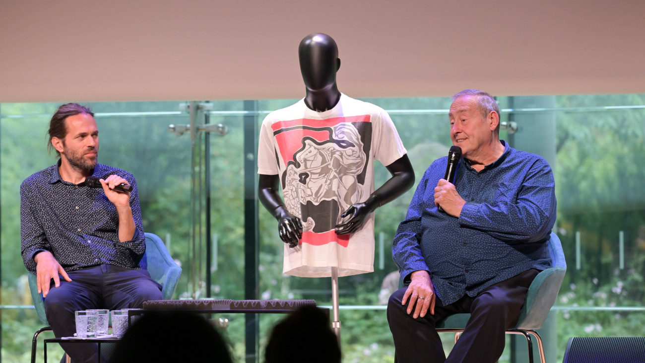 Horn Márton intézményigazgató, a Freddie Mercury születésének 80. és a Queen budapesti koncertjének 40. évfordulójához kapcsolódó kiállítás társkurátora (b) és Peter Freestone, az énekes egykori személyi asszisztense a tárlatot beharangozó sajtótájékoztatón a Magyar Zene Házában 2025. szeptember 10-én. A Freddie című tárlat jövő tavasszal nyílik.