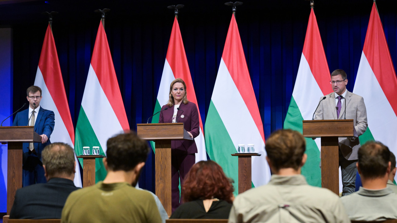 Bóka János európai uniós ügyekért felelős miniszter, Vitályos Eszter kormányszóvivő és Gulyás Gergely, a Miniszterelnökséget vezető miniszter (b-j) a Kormányinfó sajtótájékoztatón a Karmelita kolostorban 2025. szeptember 11-én.