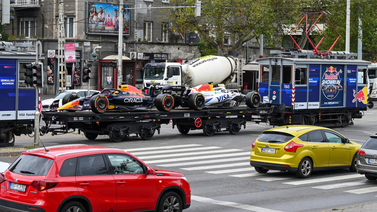 A szeptember 20-21-én tartandó Red Bull Showrun elnevezésű Forma-1-es belvárosi bemutatóra érkezett versenyautókat bemutató és szállító szerelvény halad a Hungária körúton 2025. szeptember 11-én. Az egyedi dekorációval ellátott villamos a következő öt napban a Ferencváros kocsiszínből indulva, különböző útvonalakon közlekedik majd, rajta a Red Bull RB7-es F1-es modelljével, valamint a fiókcsapat, az RB 2025-ös fényezésű RB7-esével.
