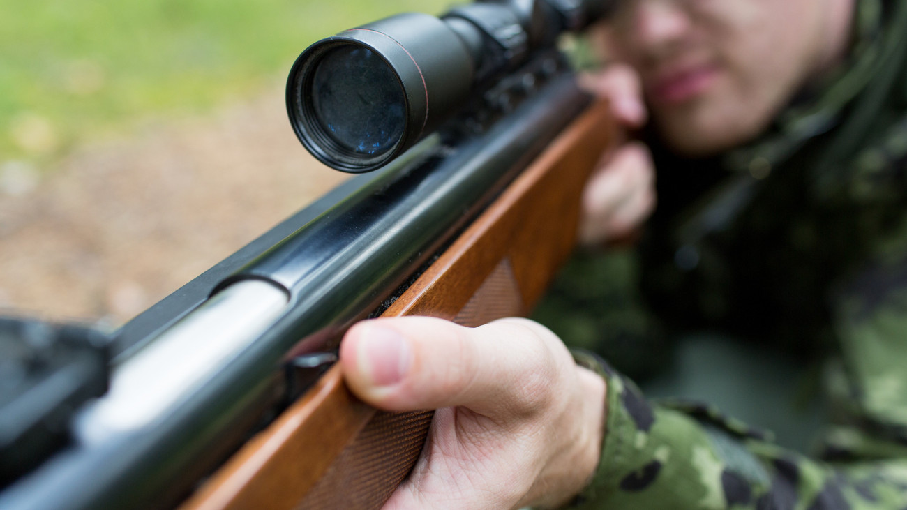 merénylő, vadász,