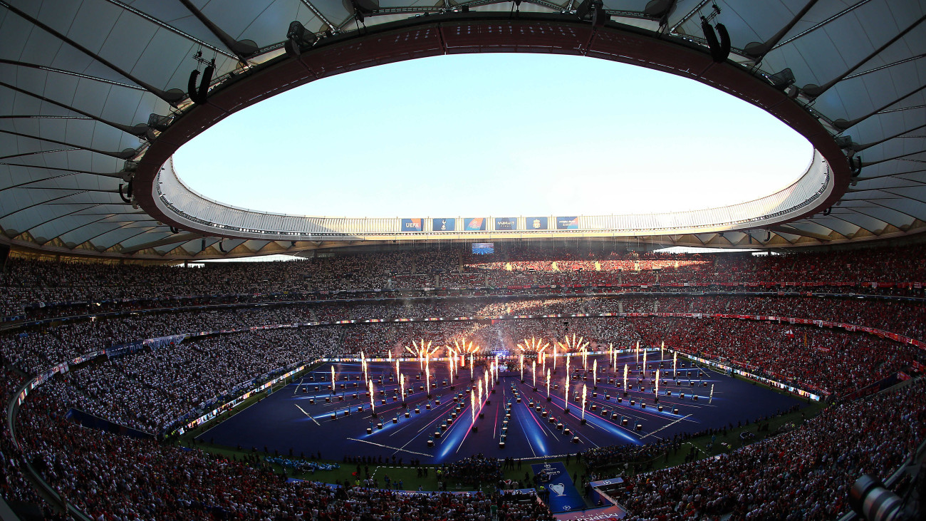 A labdarúgó Bajnokok Ligája döntőjének megnyitóünnepsége, mielőtt megkezdődik az FC Liverpool és a Tottenham Hotspur angol csapatok mérkőzése a madridi Wanda Metropolitano Stadionban 2019. június 1-jén.
