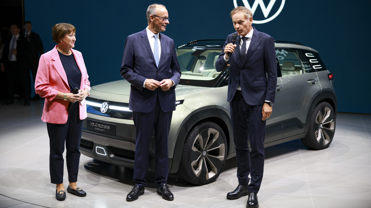 Hildegard Müller, a Német Autóipari Szövetség elnöke, Friedrich Merz német kancellár és Oliver Blume, a Volkswagen Csoport és a Porsche vezérigazgatója (b-j) a müncheni Nemzeközi Autószalon (IAA) megnyitóján 2025. szeptember 9-én. A németországi járműipari seregszemle szeptember 14-ig tart.