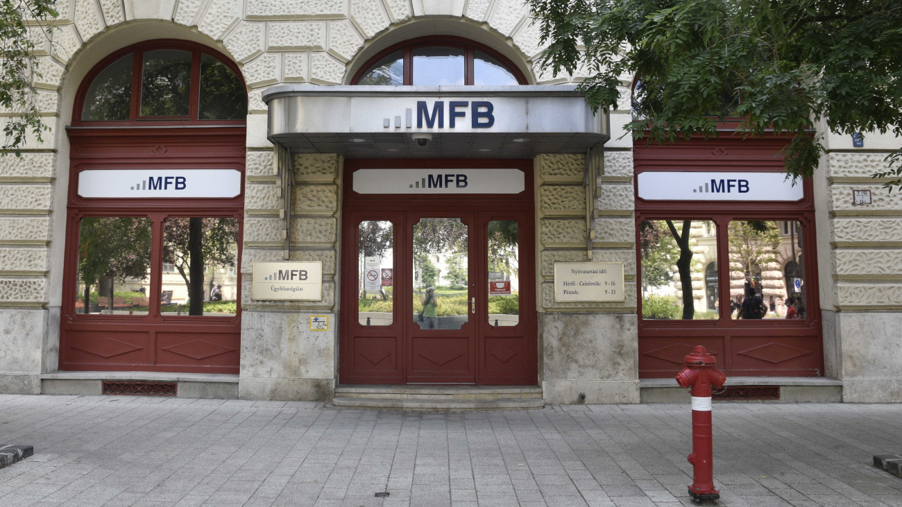 Budapest, 2021. július 11. A Magyar Fejlesztési Bank Zrt. (MFB) épületének bejárata a főváros V. kerületében a Nádor utcában. A hitelintézet alapfeladata a hazai vállalkozások illetve magánszemélyek számára kedvező konstrukciójú hitelek biztosítása, valamint a hosszútávú gazdaságfejlesztés támogatása, azokhoz pénzpiaci források bevonása. A Bank 1993 óta működik befektetési bankként. MTVA/Bizományosi: Róka László