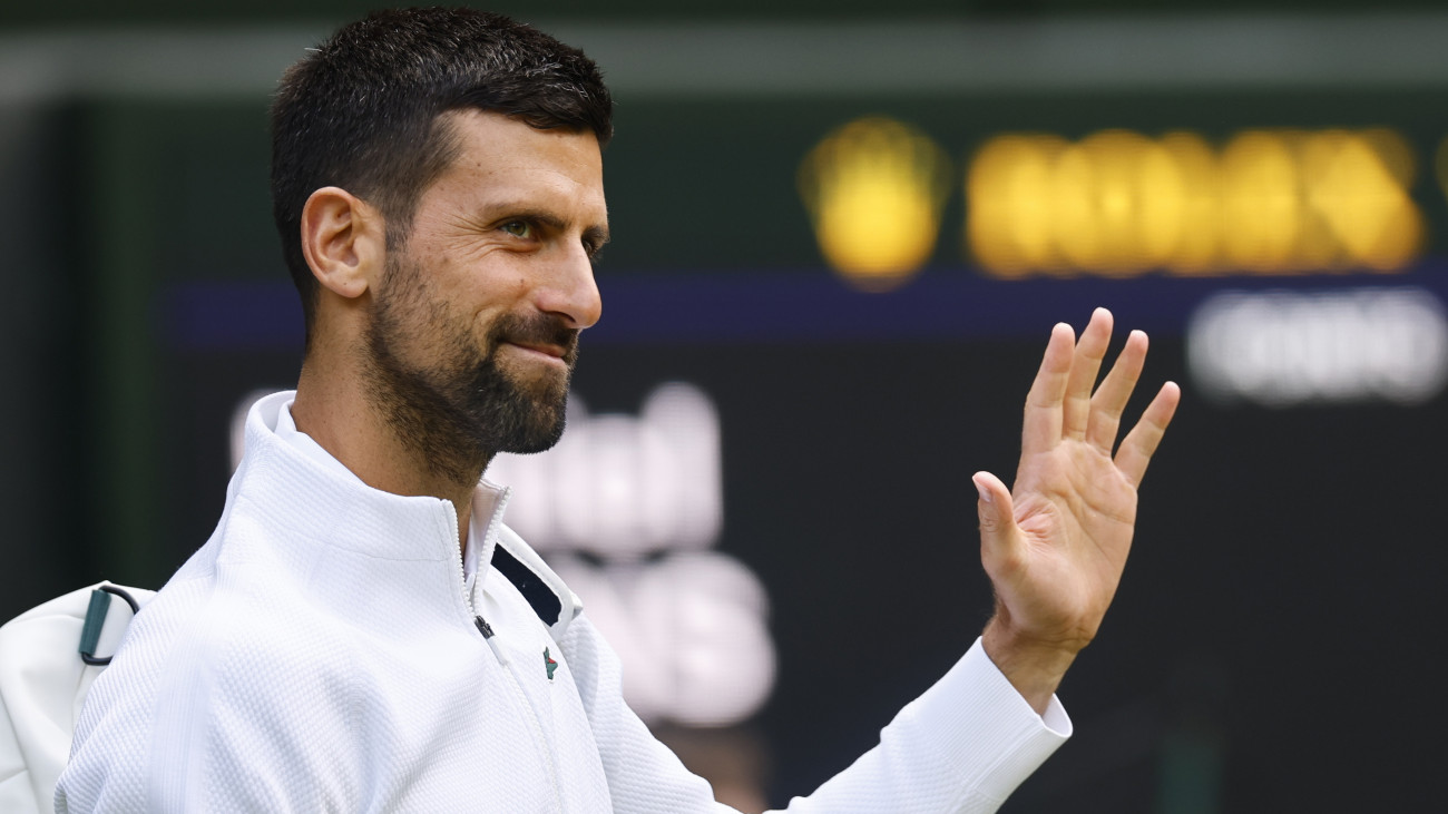 A szerb Novak Djokovic a brit Daniel Evans elleni mérkőzésére érkezik a wimbledoni teniszbajnokság férfi egyesének második fordulójában Londonban 2025. július 3-án.