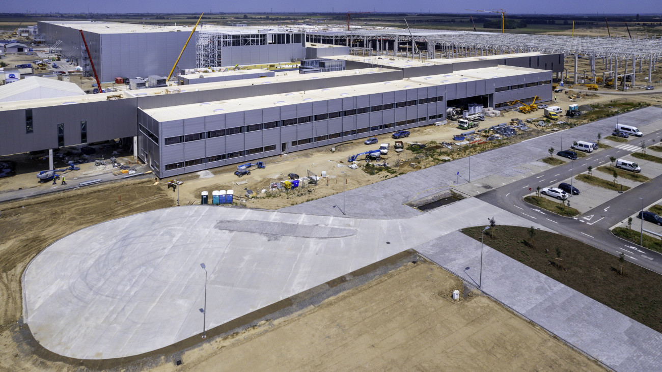 Az épülő BMW-gyár Debrecenben 2023. július 17-én. A BMW Group 400 hektárnyi területen építi fel az autógyárat, amely évente mintegy 150 000 gépkocsi gyártására lesz képes. A termelés 2025-ben kezdődik, itt készül majd a tisztán elektromos meghajtású modellek számára kifejlesztett NCAR architektúrára épülő Neue Klasse modellgeneráció alapító tagja. A mintegy 400 milliárd forintos beruházással több mint ezer új munkahely jön létre a városban.MTI/Czeglédi Zsolt