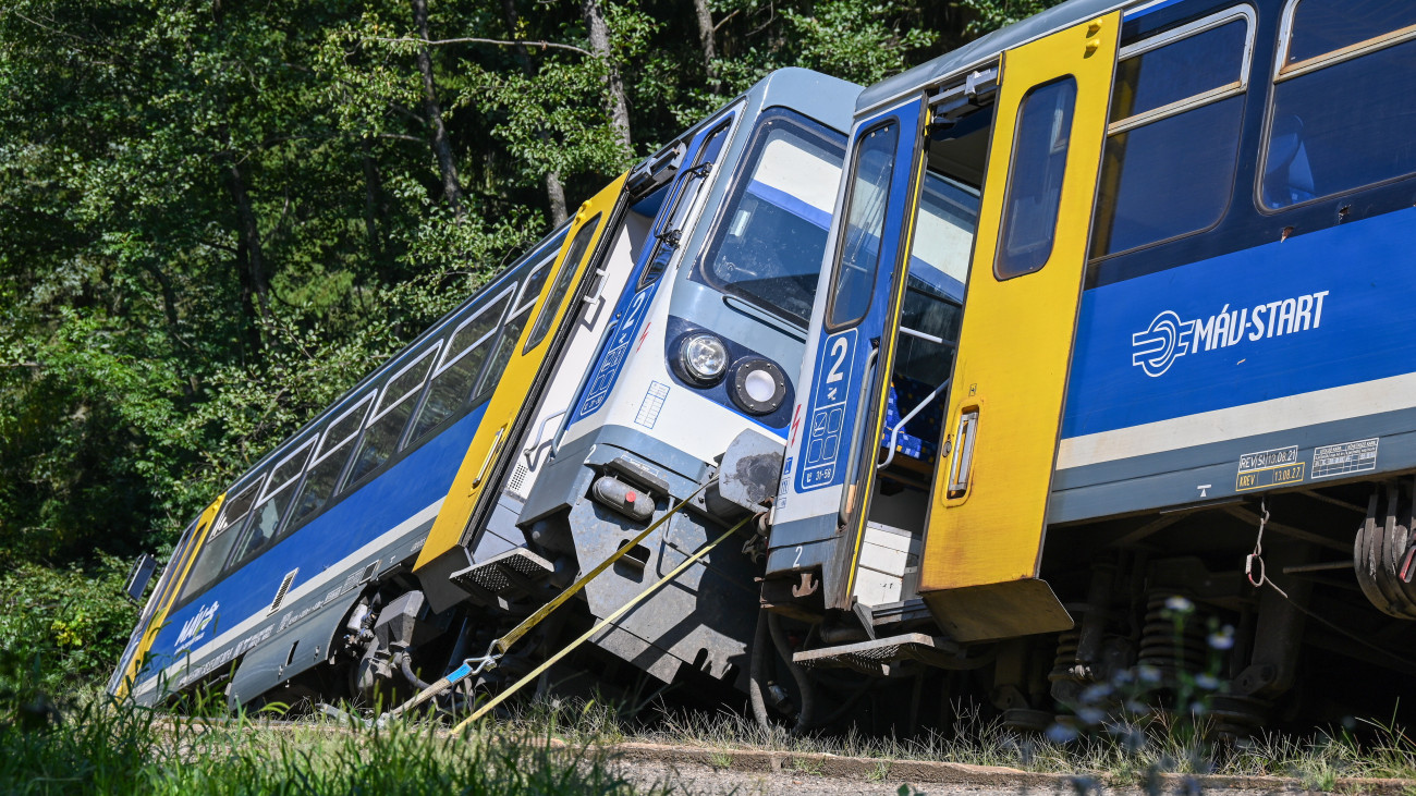A Vácról Balassagyarmatra tartó vonat kisiklott kocsijai Verőcén, Magyarkút megállónál 2025. szeptember 12-én. A balesetben két MÁV-alkalmazott könnyebben megsérült.