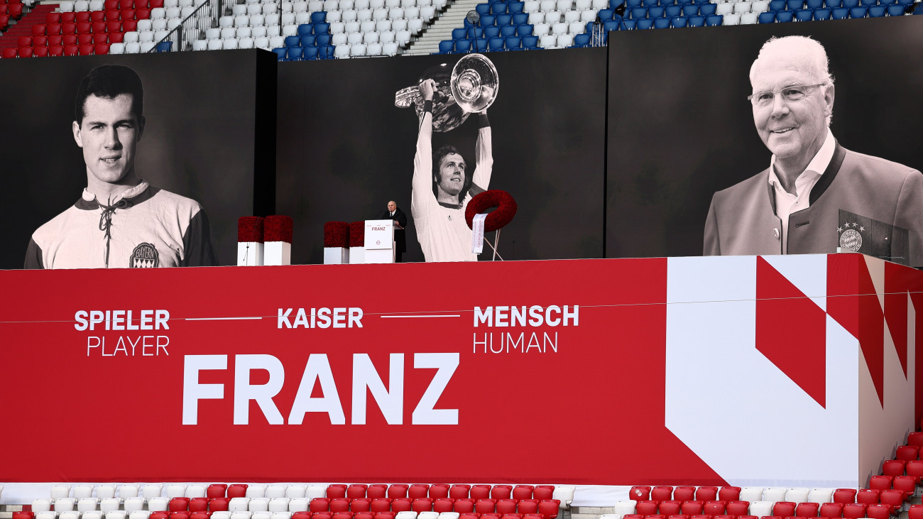 Uli Hoeness, a Bayern München labdarúgóklub korábbi elnöke beszél Franz Beckenbauer világbajnok német labdarúgó és edző búcsúztatásán a müncheni Allianz Arénában 2024. január 19-én. Beckenbauer, a világ labdarúgásának meghatározó alakja január 7-én, 78 éves korában elhunyt.