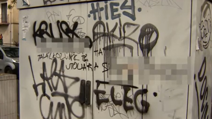 Rémálom Angyalföldön, egy nő retteg a férjétől, aki feliratokkal zaklatja