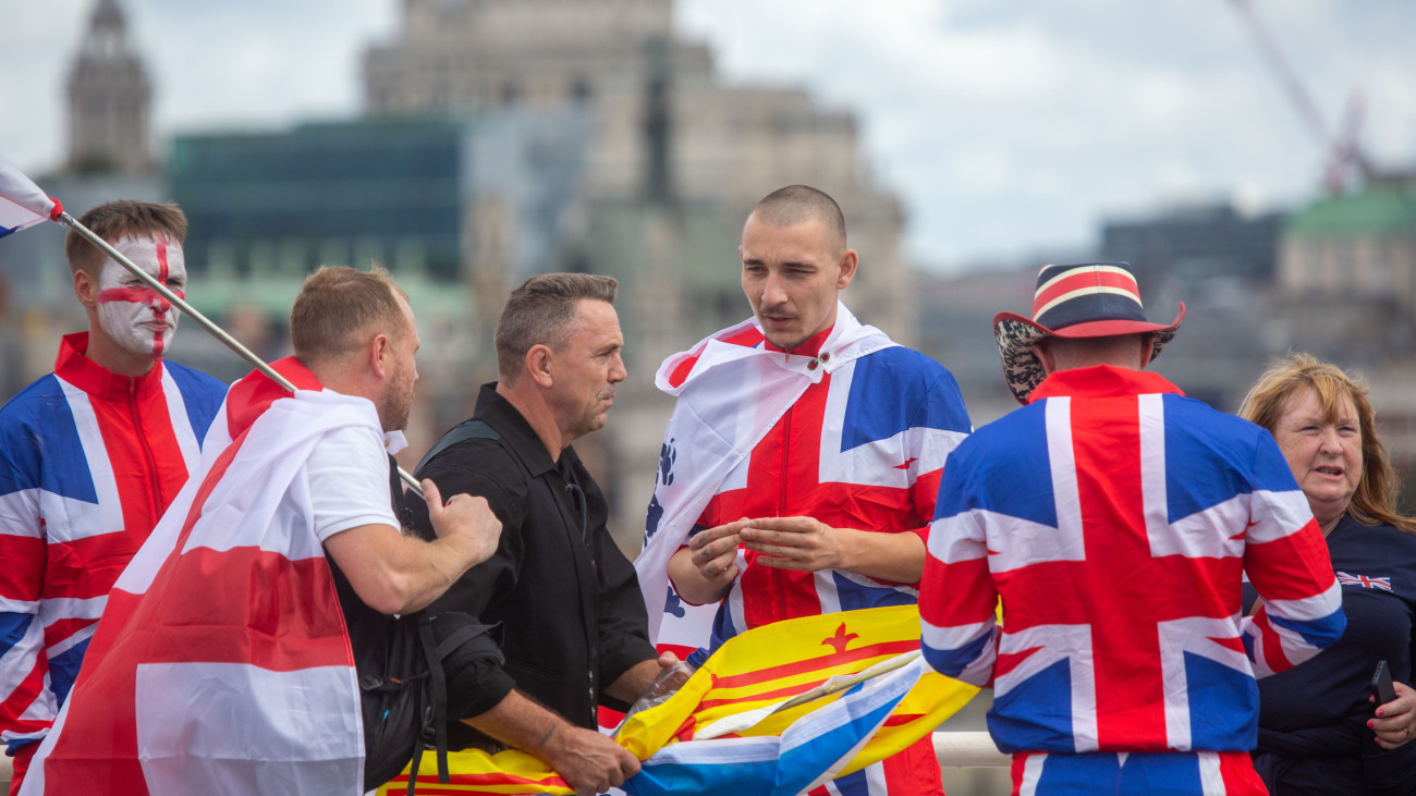 A  Unite the Kingdom (Egyesítsük a királyságot) címmel meghirdetett bevándorlásellenes tüntetés résztvevői Londonban 2025. szeptember 13-án. A tüntetést Tommy Robinson, a brit szélsőjobboldali mozgalmak egyik vezető aktivistája szervezte.