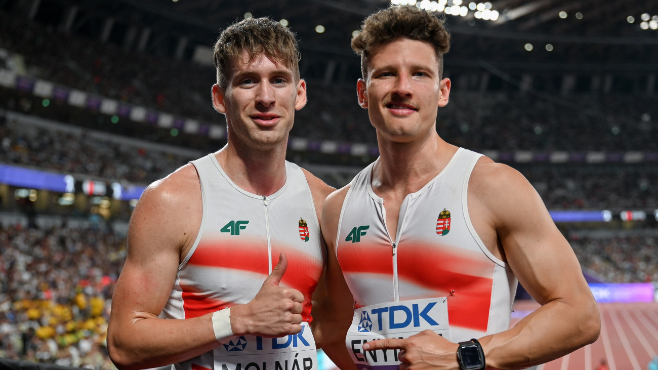 Molnár Attila (b) és Enyingi Patrik a férfi 400 méteres síkfutás selejtezőjében a tokiói atlétikai világbajnokságon 2025. szeptember 14-én.