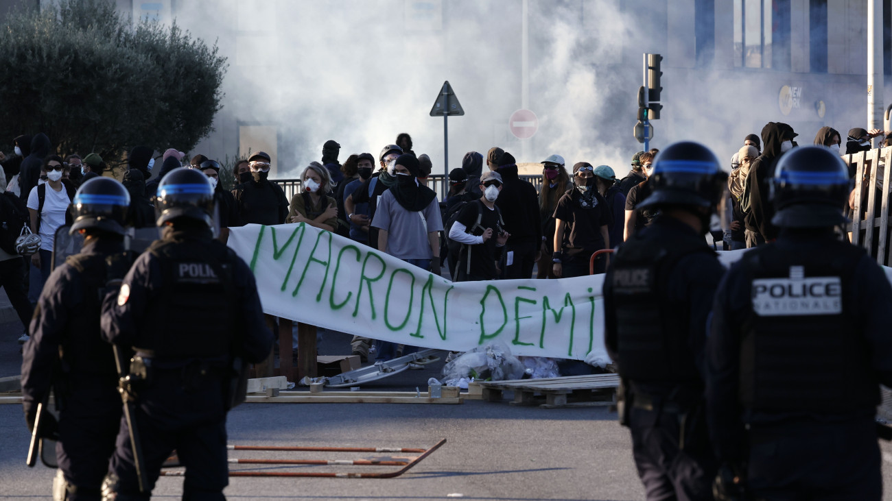 Tüntetők rendőrökkel csapnak össze az Emmanuel Macron francia államfő lemondását követelő tiltakozáson Montpellier-ben 2025. szeptember 10-én reggel. Marcon az előző estén Sébastien Lecornu védelmi minisztert nevezte ki kormányfőnek a lemondását benyújtó Francois Bayrou posztjára. A 39 éves Lecornu már a negyedik francia miniszterelnök az utóbbi egy évben.