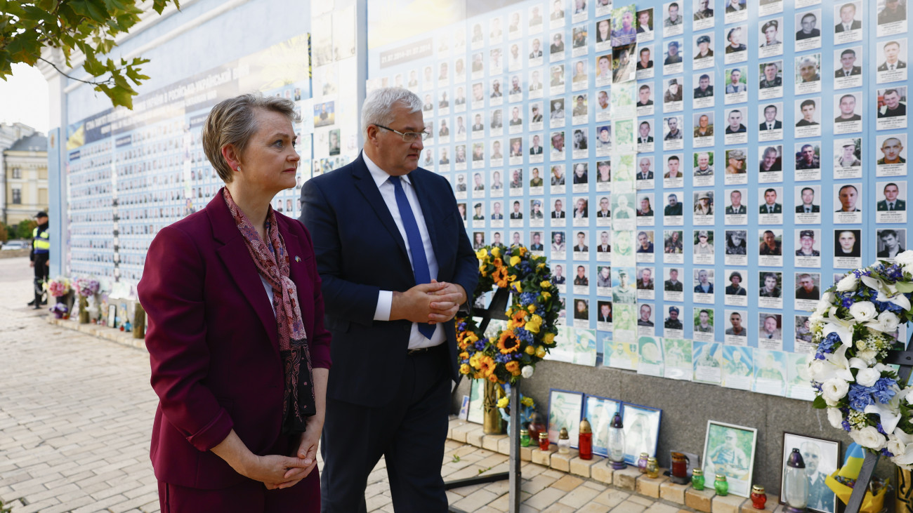 Andrij Szibiha ukrán külügyminiszter (j) és Yvette Cooper brit külügyminiszter felkeresi az ukrajnai háborúban elesett katonák emlékfalát Kijevben 2025. szeptember 12-én.