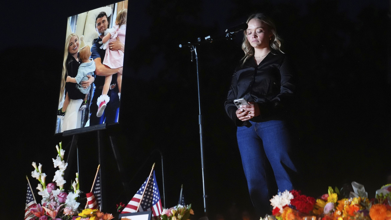 Aubree Hudson, BYU Turning Point szervezet elnöke beszédet mond a merénylet áldozatává vált Charlie Kirk amerikai konzervatív aktivista emlékére tartott megemlékezésen a Utah állambeli Provóban 2025. szeptember 12-én. A 31 éves Kirköt, a Turning Point USA nevű szervezet alapítóját szeptember 10-én lőtték agyon egy vitafórumon a Utah Valley Egyetemen. A feltételezett elkövetőt, a 22 éves amerikai Tyler Robinsont a rendőrök elfogták.